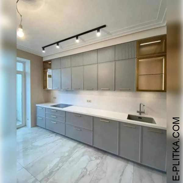 Крашеная кухня со стильной фрезеровкой фасадов серого цвета