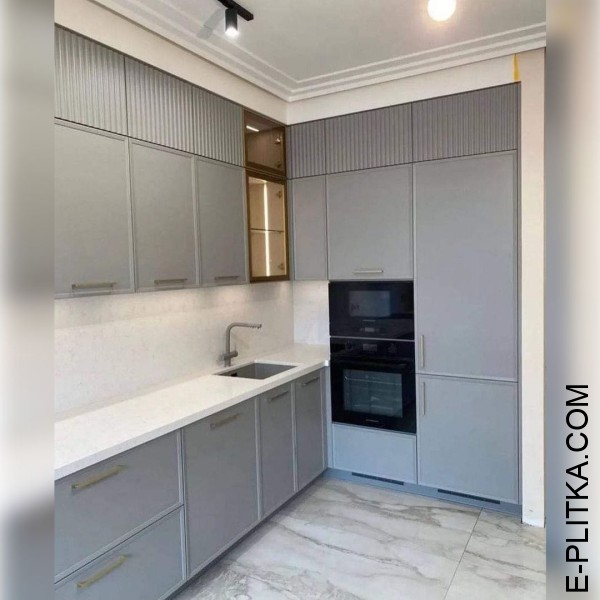 Крашеная кухня со стильной фрезеровкой фасадов серого цвета