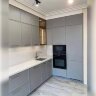 Крашеная кухня со стильной фрезеровкой фасадов серого цвета
