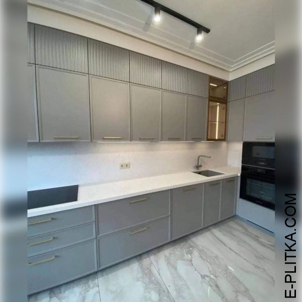 Крашеная кухня со стильной фрезеровкой фасадов серого цвета