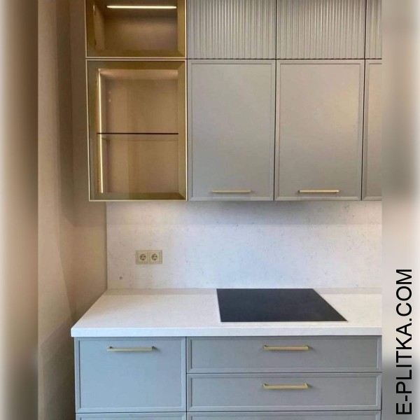 Крашеная кухня со стильной фрезеровкой фасадов серого цвета