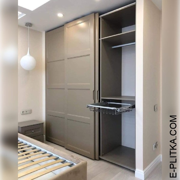 Трехстворчатый шкаф встроенный в спальню трюфельного оттенка  