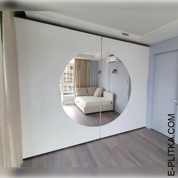 Встроенный шкаф в спальню с компланарной системой открывания