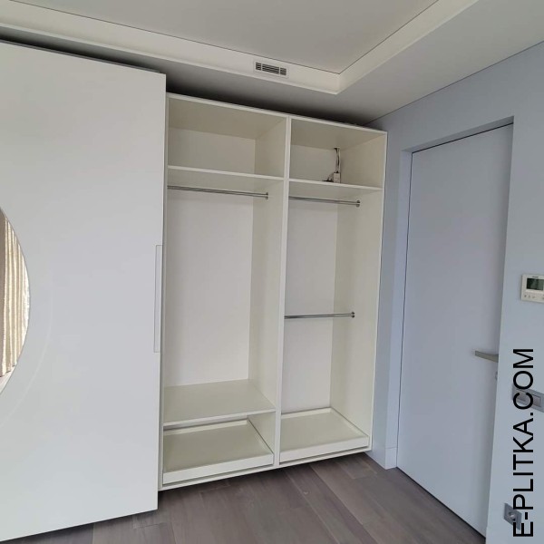 Встроенный шкаф в спальню с компланарной системой открывания