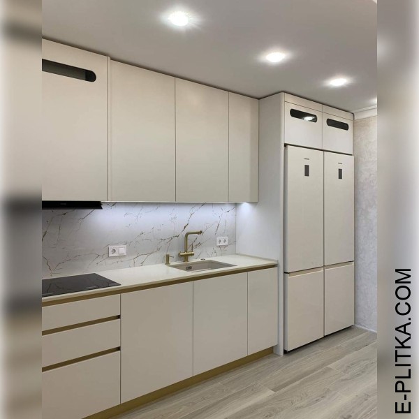 Матова кухня кремового кольору з профільною ручкою під золото