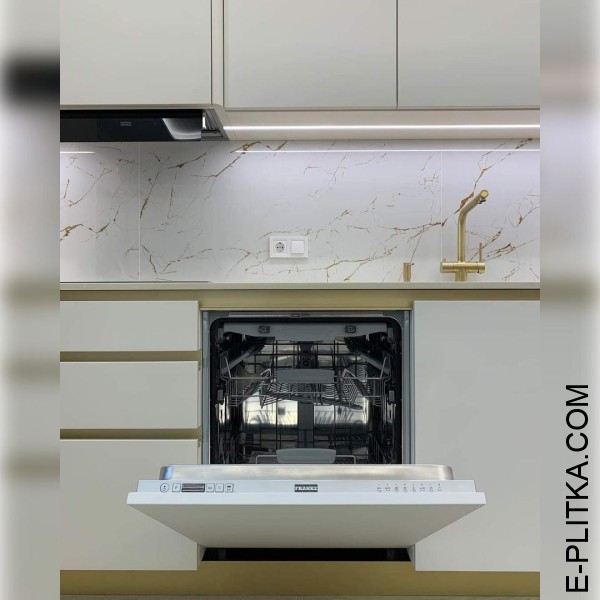 Изготавливаем кухни в Киеве на заказ любых размеров и по индивидуальному дизайн-проекту. Стильная матовая мебель в кухню кремового оттенка с золотой ручкой гола и цоколем под столешницей из кварцевого камня. ЗВОНИТЕ ☎️ (063) 641 35 65 ✔️ Лучшее качество!