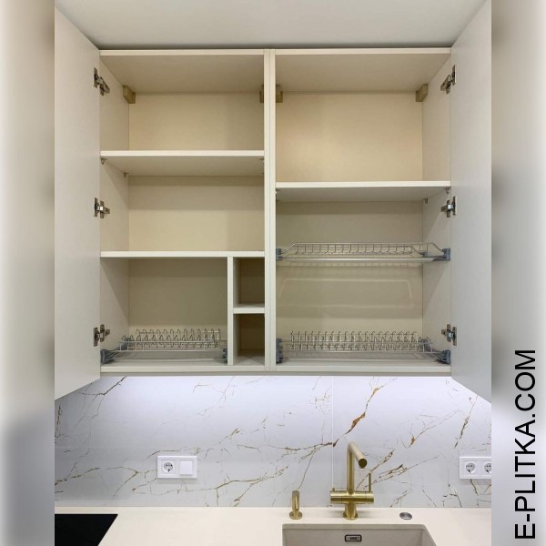 Матова кухня кремового кольору з профільною ручкою під золото