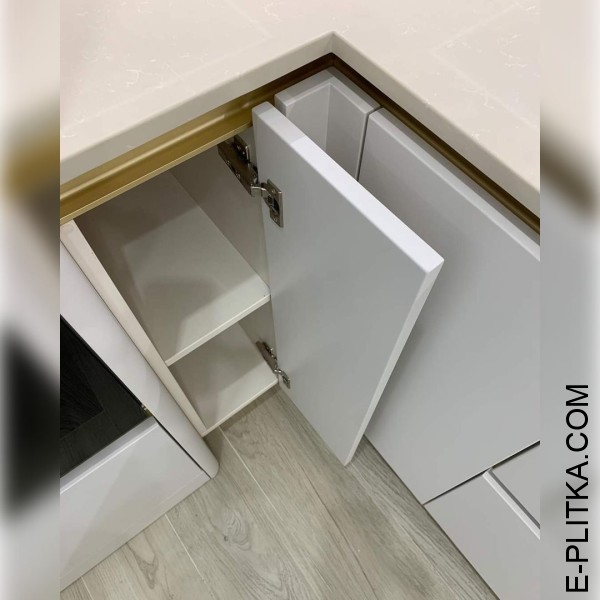 Матова кухня кремового кольору з профільною ручкою під золото