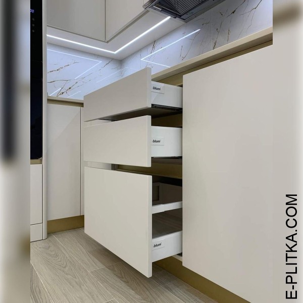 Матова кухня кремового кольору з профільною ручкою під золото