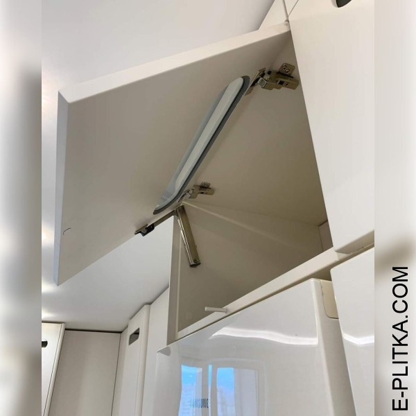 Матова кухня кремового кольору з профільною ручкою під золото