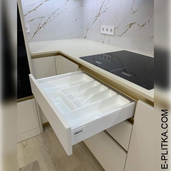 Матова кухня кремового кольору з профільною ручкою під золото