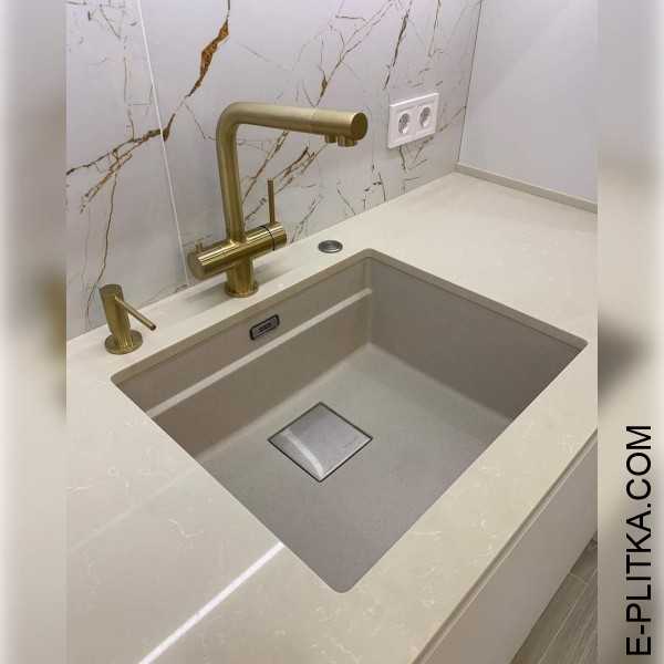 Матова кухня кремового кольору з профільною ручкою під золото