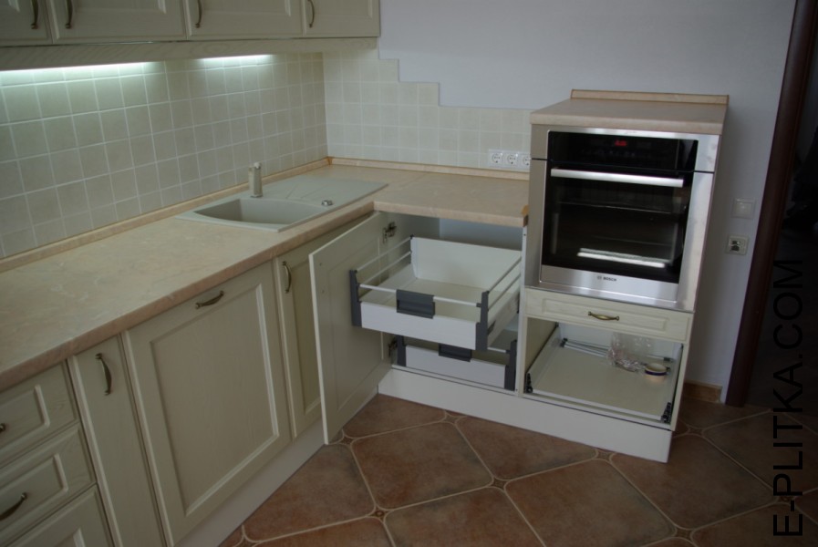 Лаконичная и высокофункциональная кухня из массива