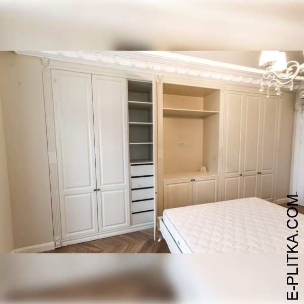 Изготавливаем встроенные шкафы в Киеве под заказ комфортных размеров и по индивидуальному дизайн-проекту. Классическая модель шкафа с распашными дверями в светлую спальню с ручками черного цвета. ЗВОНИТЕ ☎️ (063) 641 35 65 ✔️ Выбирайте наше качество и кра