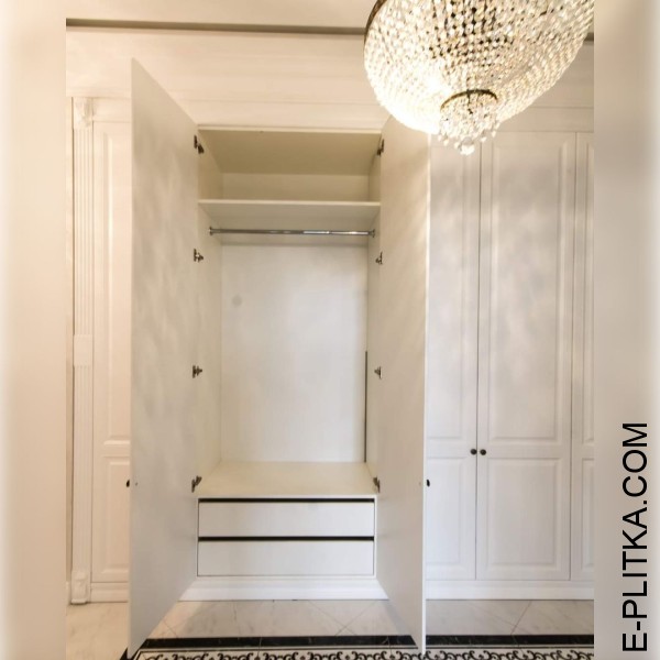 Шафа вбудована в класичну спальню світлих тонів