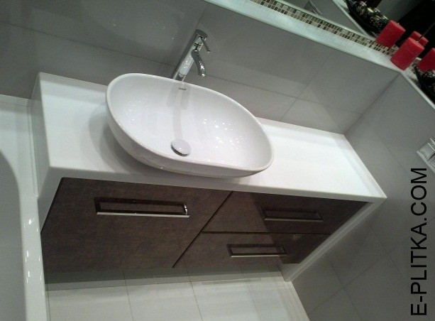 Столешница с мебелью в ванную