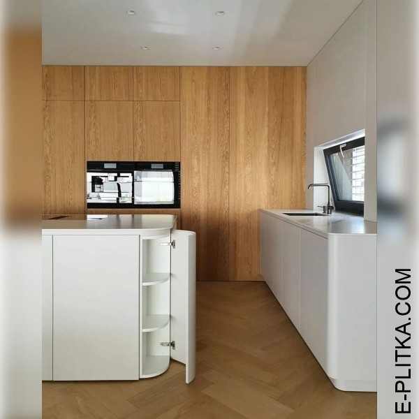 Большая шпанированная кухня с белым островом