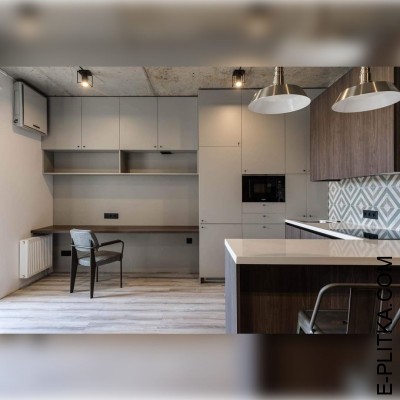 Кухня-студия с фасадами из серого ДСП и темного дерева
