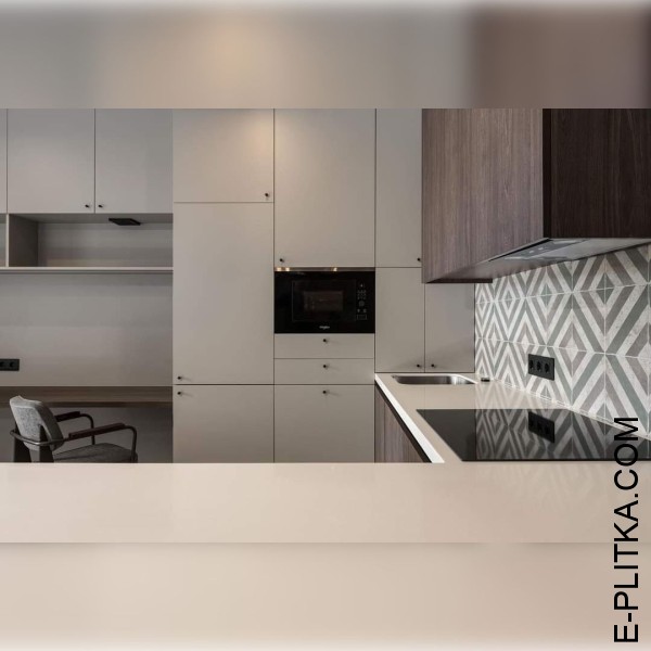 Кухня-студия с фасадами из серого ДСП и темного дерева