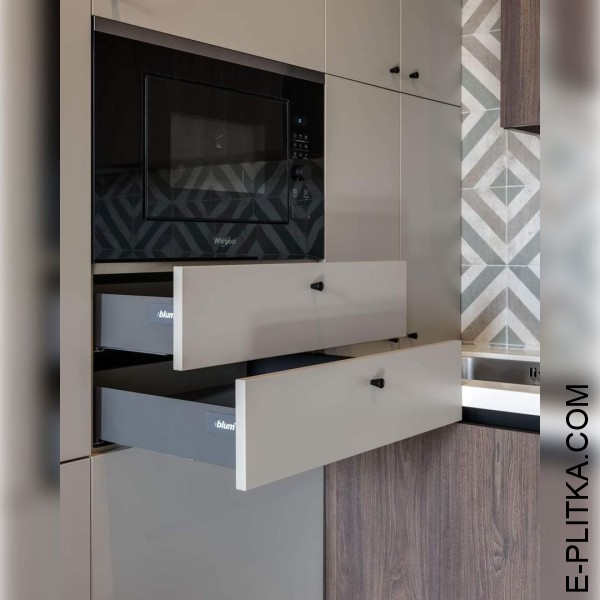 Кухня-студия с фасадами из серого ДСП и темного дерева