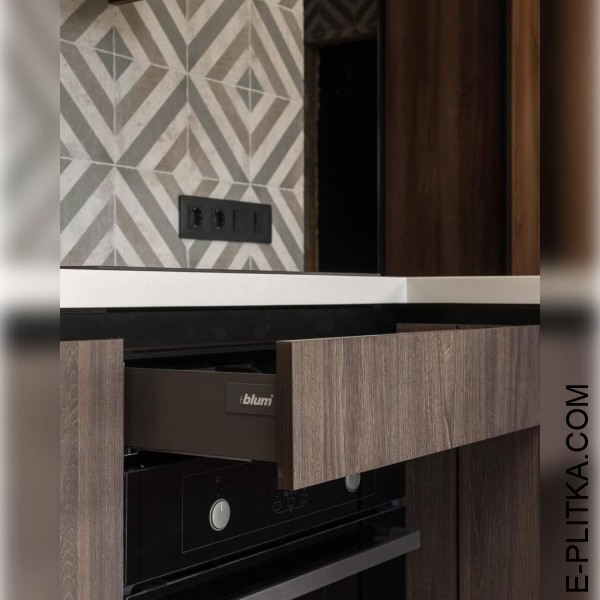 Кухня-студия с фасадами из серого ДСП и темного дерева