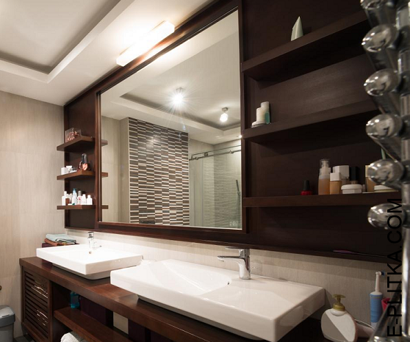 Виготовляємо дзеркала для ванної в Києві на замовлення нестандартних розмірів та за індивідуальним дизайн-проектом. Вбудоване дзеркало в панель у дубовому шпоні над великою стільницею. ТЕЛЕФОНУЙТЕ ☎️ +38(073) 576 63 03 ✔️ Найкраща якість та ціни!