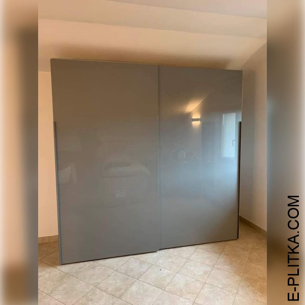 Изготавливаем купейные шкафы Hettich в Киеве под заказ комфортных размеров и по индивидуальному дизайн-проекту. Акриловая модель глянцевого шкафа для спальни серого цвета с раздвижными дверями-купе. ЗВОНИТЕ ☎️ (063) 641 35 65 ✔️ Выбирайте наше качество и 