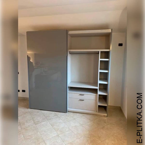 Сірий шафа в спальню з розсувними дверима-купе під скошену стелю