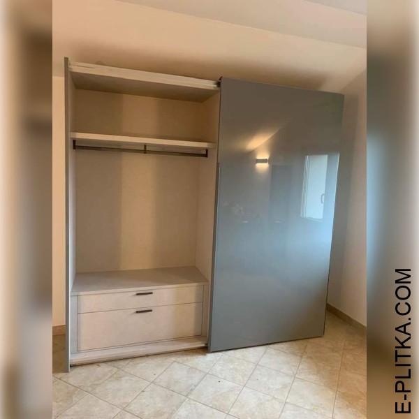 Сірий шафа в спальню з розсувними дверима-купе під скошену стелю