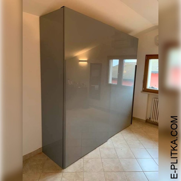 Сірий шафа в спальню з розсувними дверима-купе під скошену стелю