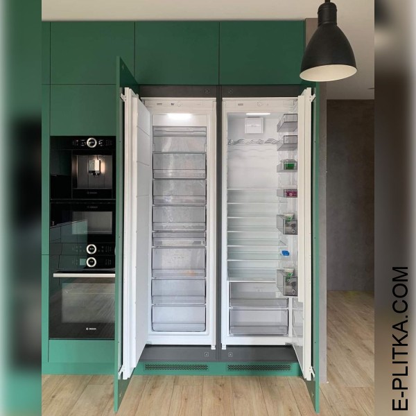 Зелена кутова кухня із сірою кам&#39;яною стільницею