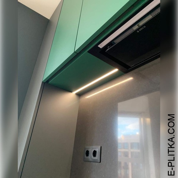 Зелена кутова кухня із сірою кам&#39;яною стільницею