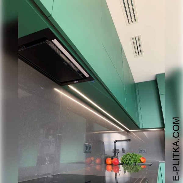 Зелена кутова кухня із сірою кам&#39;яною стільницею