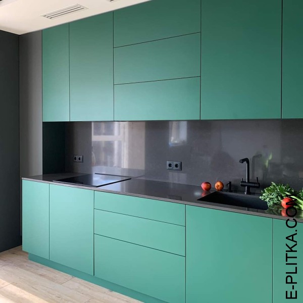 Зелена кутова кухня із сірою кам&#39;яною стільницею
