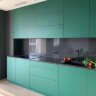 Зелена кутова кухня із сірою кам&#39;яною стільницею