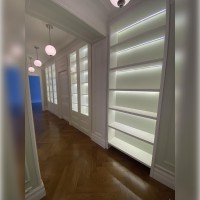 Классический книжный шкаф в узкий коридор квартиры