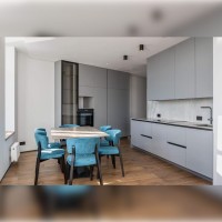 Светло-серая кухня с Soft-touch крашеными МДФ фасадами