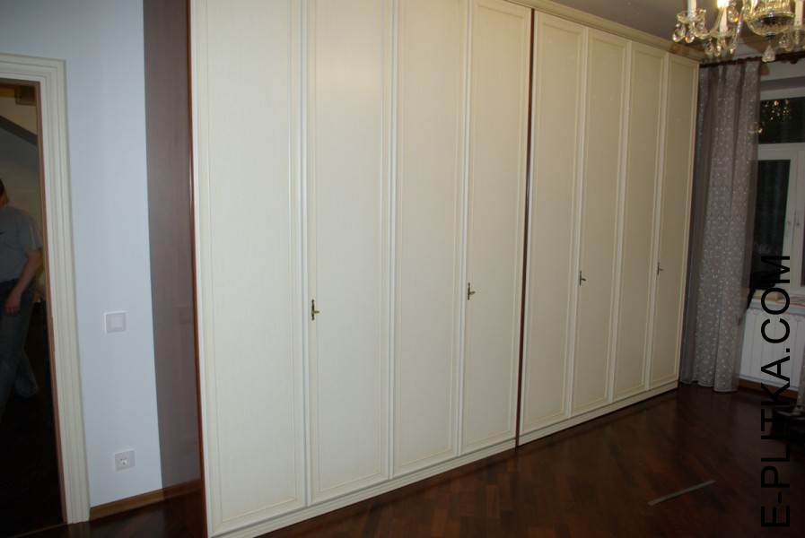 Большой распашной шкаф из МДФ с покрытием эмаль молочного цвета