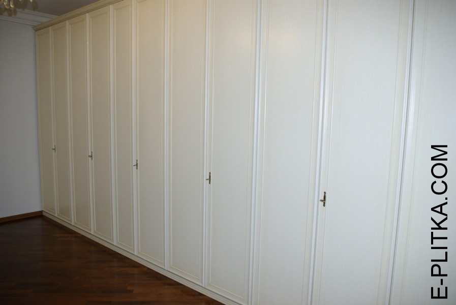 Большой распашной шкаф из МДФ с покрытием эмаль молочного цвета