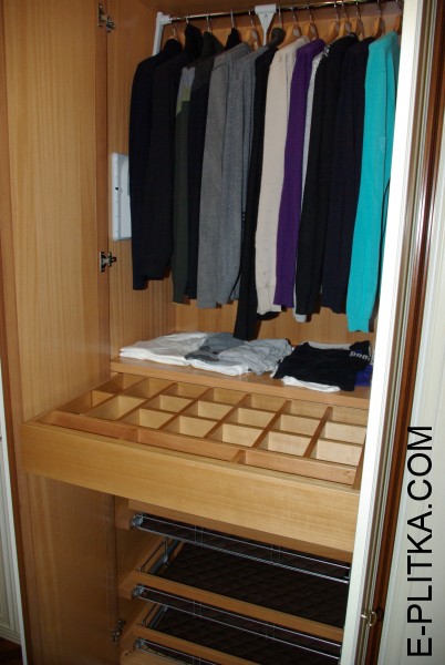 Большой распашной шкаф из МДФ с покрытием эмаль молочного цвета