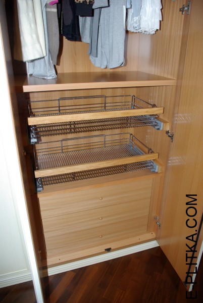 Большой распашной шкаф из МДФ с покрытием эмаль молочного цвета