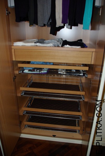 Большой распашной шкаф из МДФ с покрытием эмаль молочного цвета