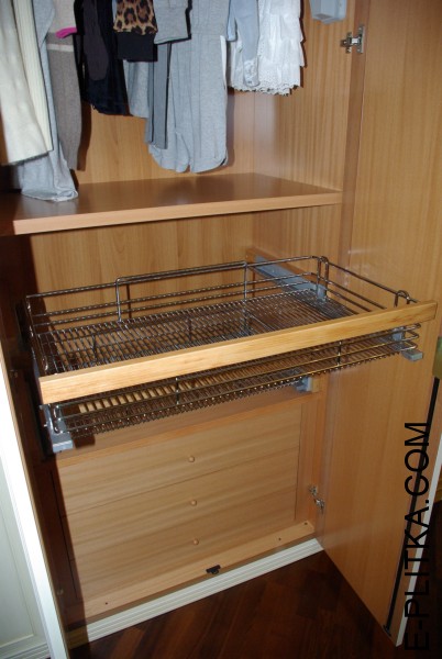 Большой распашной шкаф из МДФ с покрытием эмаль молочного цвета