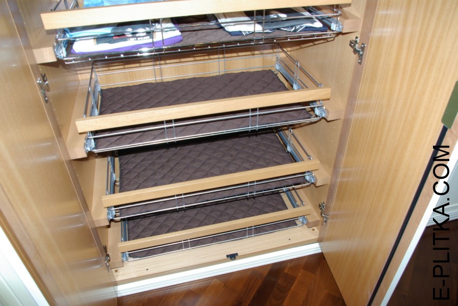 Большой распашной шкаф из МДФ с покрытием эмаль молочного цвета