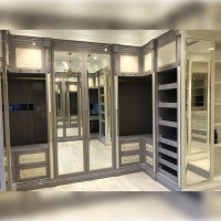Кутові шафи для розкішної гардеробної кімнати