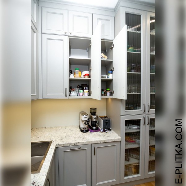 Монохромна кухня світло-сіра у стилі сучасна класика