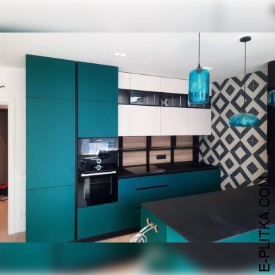 Дизайнерська кухня у синіх тонах з чорними декоративними елементами