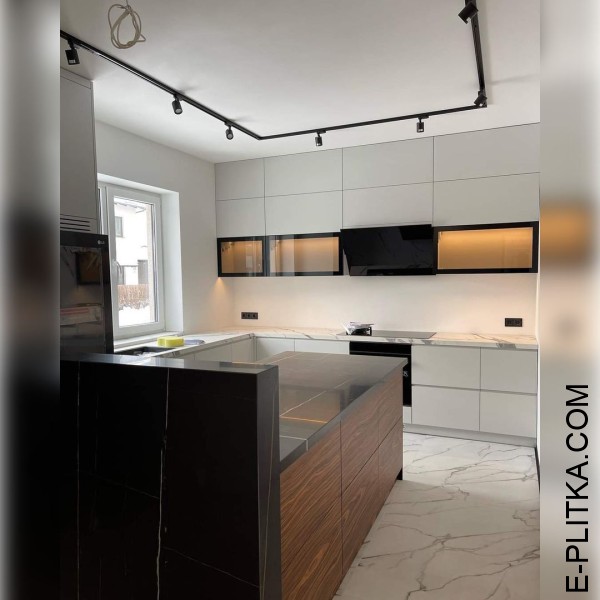 Светлая угловая кухня с островом в тёмных тонах дерева