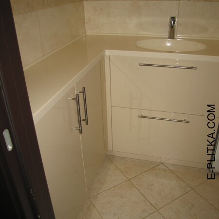 Встроенная угловая мебель для ванной