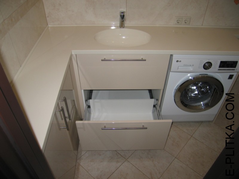 Встроенная угловая мебель для ванной